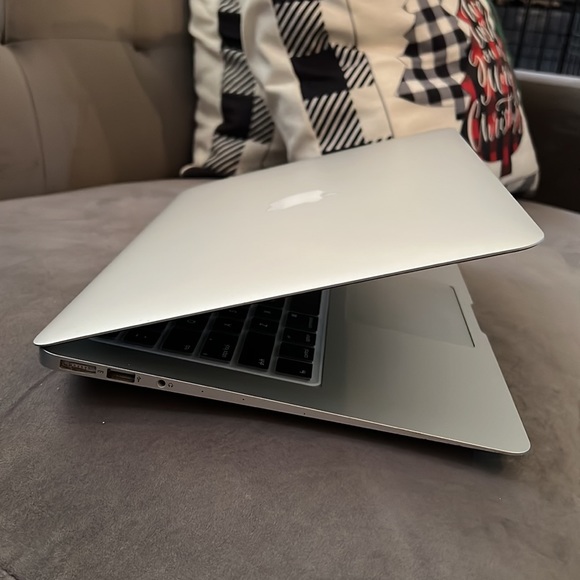 Macbook Air - Picture 3 of 7